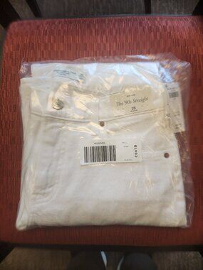 A&F Mid Rise The 90s Straight Regular White Jeans 28"